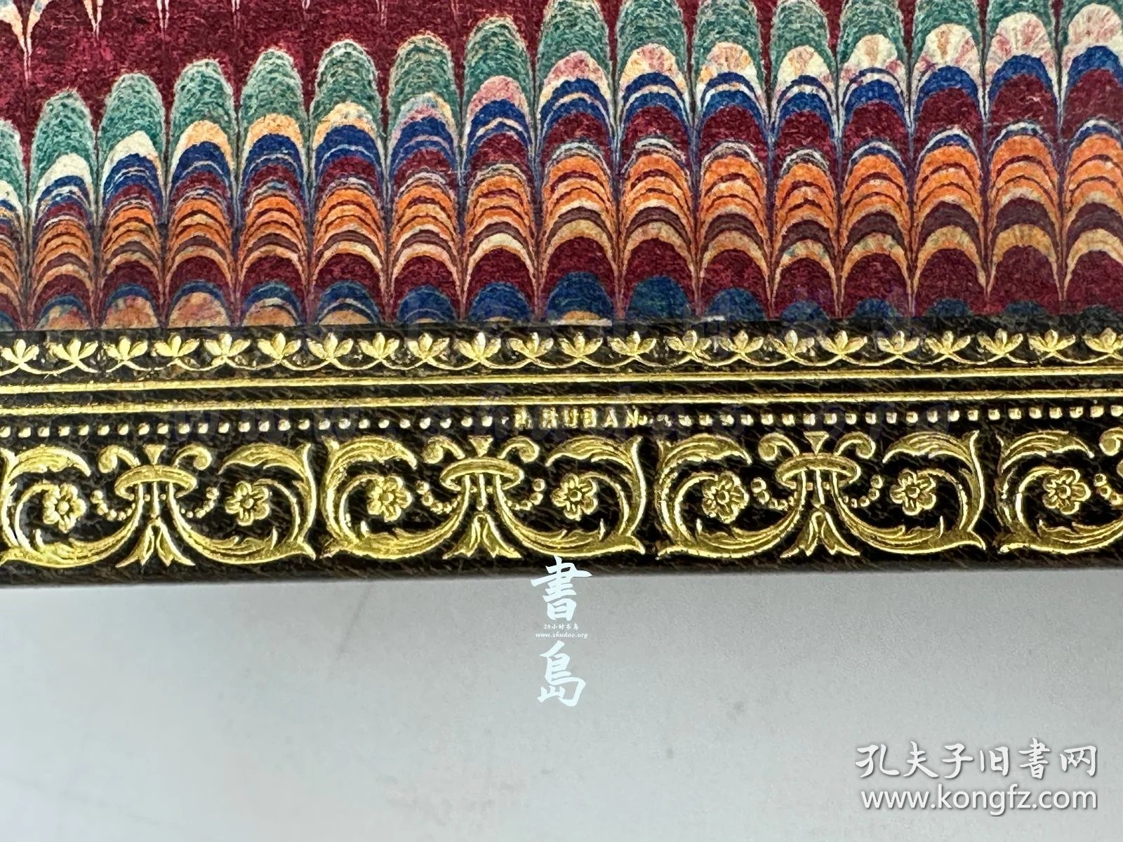 点击查看原图 限量1100本之第1039号!附试印封面/限量140例之第67号!出版商题赠友人!1885年法国巴黎《凯尔拉兹的康乃馨》Les oeillets de Kerlaz,法文,全皮精装,附插匣,镶皮康乃馨图案,巴黎装帧及烫金大师 Pétrus Ruban 装订,法国著名诗人及法兰西学术院院士安德烈·特里耶著,描绘19世纪末布列塔尼乡村风貌的抒情现实主义长篇画卷,内收整页蚀刻铜版画4幅、首尾饰插图8幅