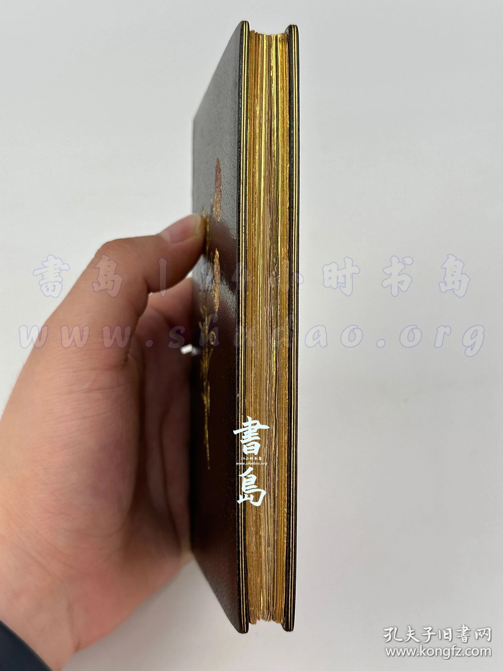 点击查看原图 限量1100本之第1039号!附试印封面/限量140例之第67号!出版商题赠友人!1885年法国巴黎《凯尔拉兹的康乃馨》Les oeillets de Kerlaz,法文,全皮精装,附插匣,镶皮康乃馨图案,巴黎装帧及烫金大师 Pétrus Ruban 装订,法国著名诗人及法兰西学术院院士安德烈·特里耶著,描绘19世纪末布列塔尼乡村风貌的抒情现实主义长篇画卷,内收整页蚀刻铜版画4幅、首尾饰插图8幅