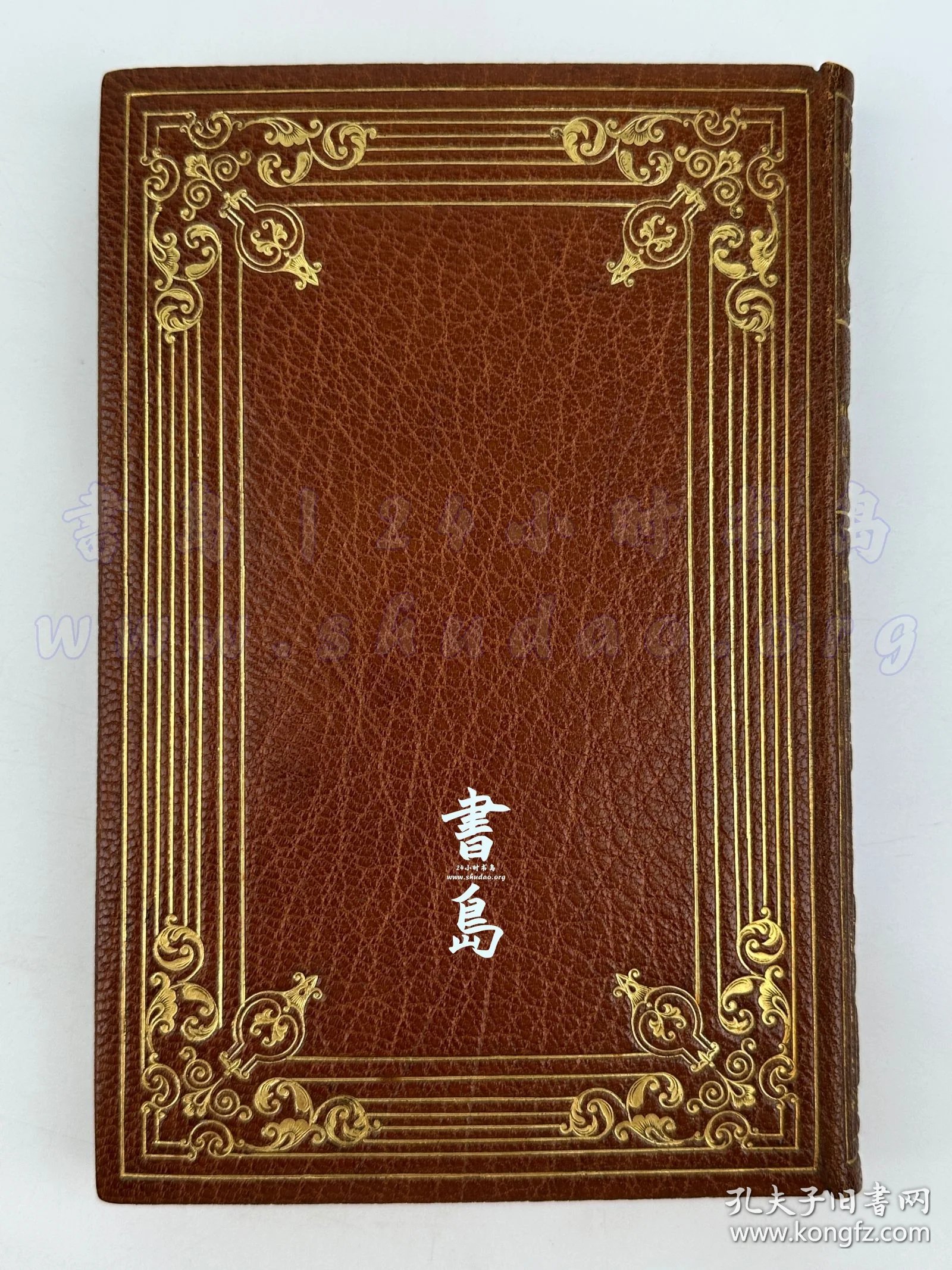 点击查看原图 限量1200本之第316号!1936年法国巴黎《泰利埃公馆》La Maison Tellier,法文,全皮精装,压花烫金,附插匣,法国文学大师莫泊桑的短篇小说、被公认为写实与自然主义文学的巅峰之作,通过极其辛辣的对比,将“高尚、神圣的宗教仪式”与“卑微、世俗的妓女”交织在一起,但真正打动人心、展现神圣人性的,反而是被社会边缘化的妓女,瑞士裔法国装饰艺术先锋画家 Carlègle 创作全书彩图21幅