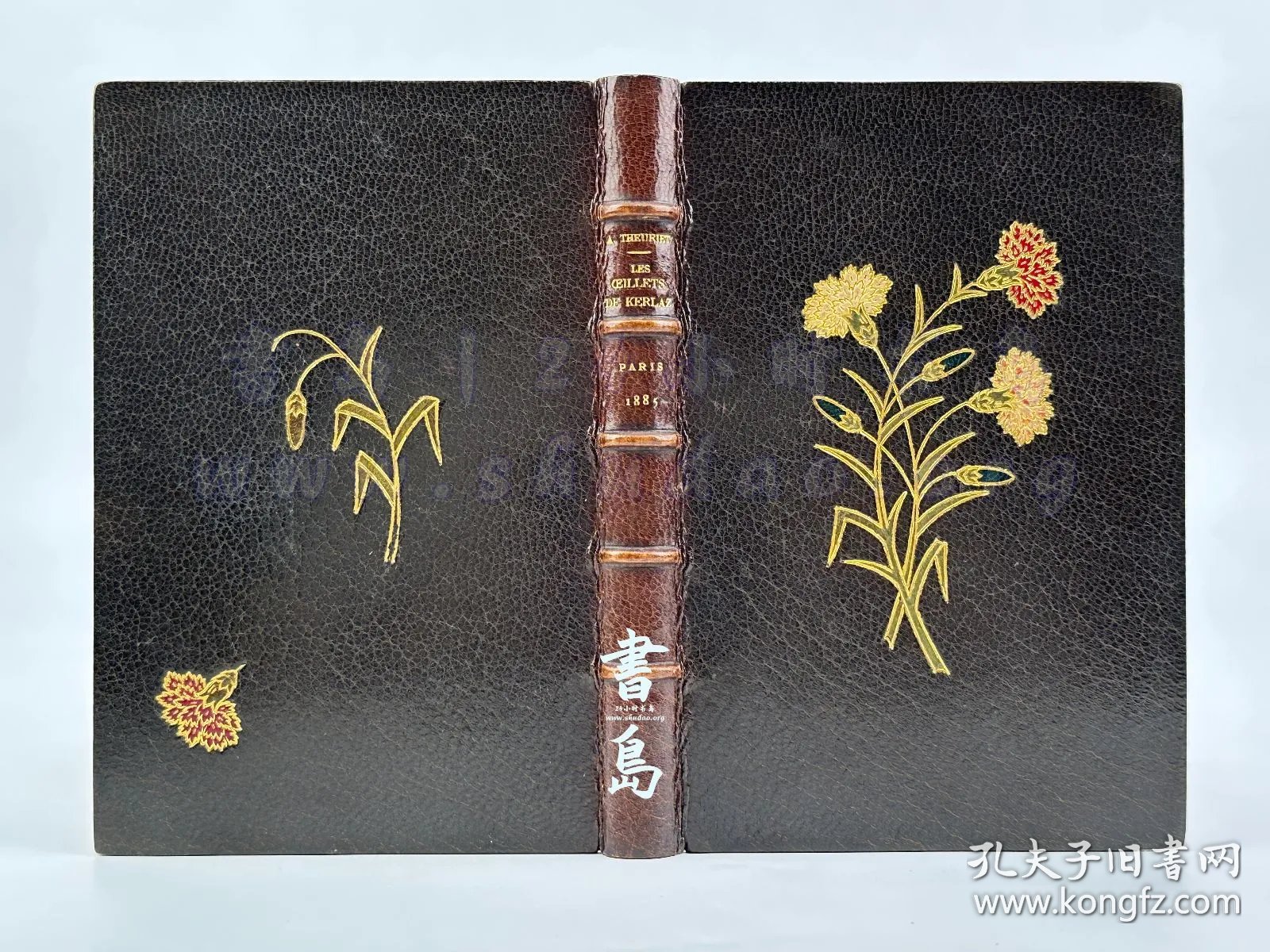 点击查看原图 限量1100本之第1039号!附试印封面/限量140例之第67号!出版商题赠友人!1885年法国巴黎《凯尔拉兹的康乃馨》Les oeillets de Kerlaz,法文,全皮精装,附插匣,镶皮康乃馨图案,巴黎装帧及烫金大师 Pétrus Ruban 装订,法国著名诗人及法兰西学术院院士安德烈·特里耶著,描绘19世纪末布列塔尼乡村风貌的抒情现实主义长篇画卷,内收整页蚀刻铜版画4幅、首尾饰插图8幅