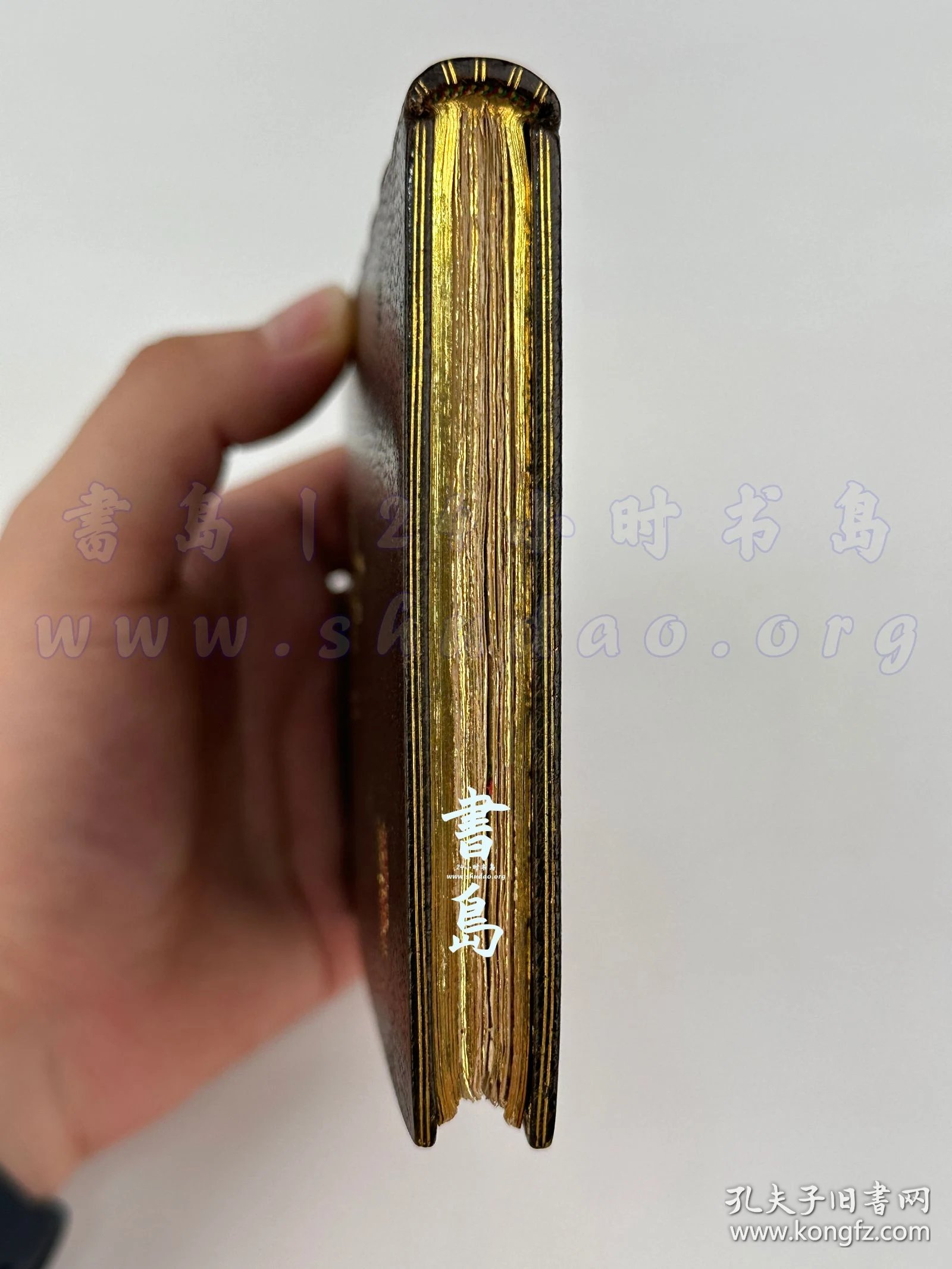 点击查看原图 限量1100本之第1039号!附试印封面/限量140例之第67号!出版商题赠友人!1885年法国巴黎《凯尔拉兹的康乃馨》Les oeillets de Kerlaz,法文,全皮精装,附插匣,镶皮康乃馨图案,巴黎装帧及烫金大师 Pétrus Ruban 装订,法国著名诗人及法兰西学术院院士安德烈·特里耶著,描绘19世纪末布列塔尼乡村风貌的抒情现实主义长篇画卷,内收整页蚀刻铜版画4幅、首尾饰插图8幅