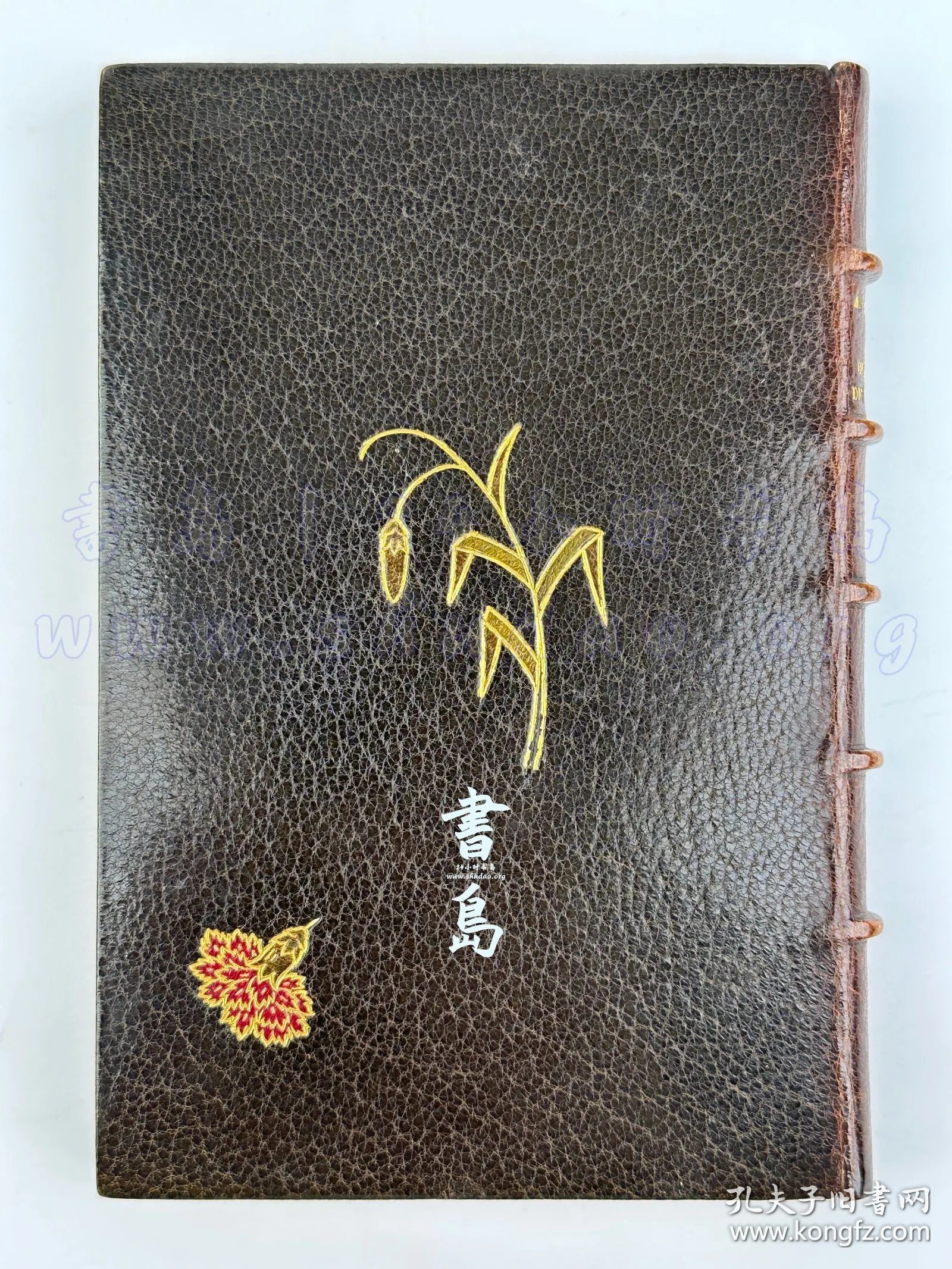 点击查看原图 限量1100本之第1039号!附试印封面/限量140例之第67号!出版商题赠友人!1885年法国巴黎《凯尔拉兹的康乃馨》Les oeillets de Kerlaz,法文,全皮精装,附插匣,镶皮康乃馨图案,巴黎装帧及烫金大师 Pétrus Ruban 装订,法国著名诗人及法兰西学术院院士安德烈·特里耶著,描绘19世纪末布列塔尼乡村风貌的抒情现实主义长篇画卷,内收整页蚀刻铜版画4幅、首尾饰插图8幅