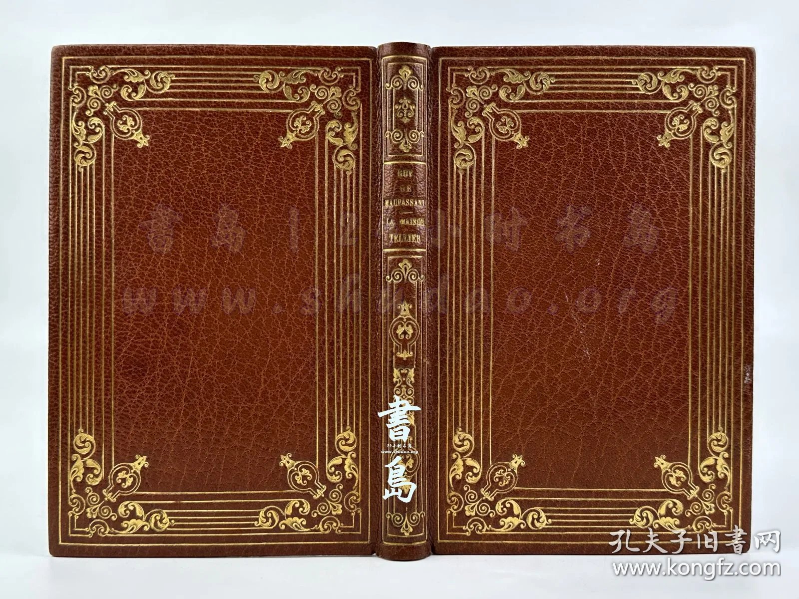 点击查看原图 限量1200本之第316号!1936年法国巴黎《泰利埃公馆》La Maison Tellier,法文,全皮精装,压花烫金,附插匣,法国文学大师莫泊桑的短篇小说、被公认为写实与自然主义文学的巅峰之作,通过极其辛辣的对比,将“高尚、神圣的宗教仪式”与“卑微、世俗的妓女”交织在一起,但真正打动人心、展现神圣人性的,反而是被社会边缘化的妓女,瑞士裔法国装饰艺术先锋画家 Carlègle 创作全书彩图21幅
