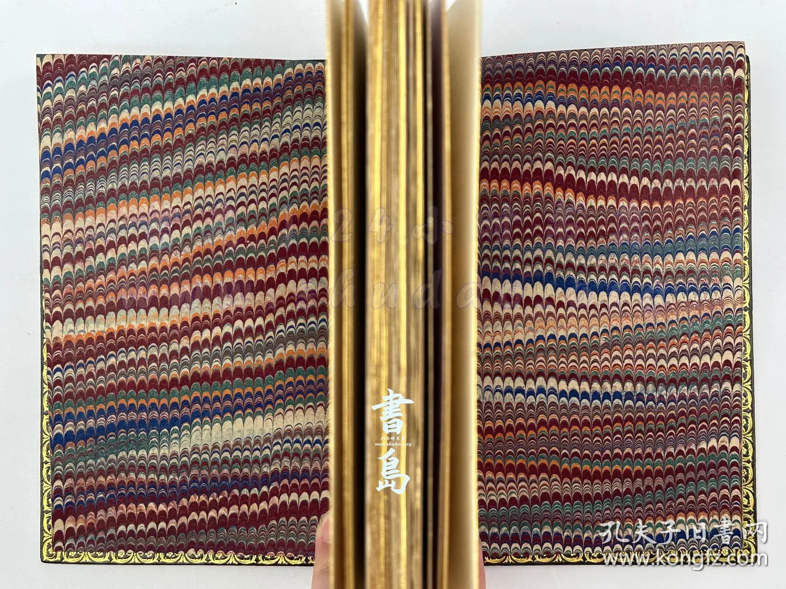 点击查看原图 限量1100本之第1039号!附试印封面/限量140例之第67号!出版商题赠友人!1885年法国巴黎《凯尔拉兹的康乃馨》Les oeillets de Kerlaz,法文,全皮精装,附插匣,镶皮康乃馨图案,巴黎装帧及烫金大师 Pétrus Ruban 装订,法国著名诗人及法兰西学术院院士安德烈·特里耶著,描绘19世纪末布列塔尼乡村风貌的抒情现实主义长篇画卷,内收整页蚀刻铜版画4幅、首尾饰插图8幅