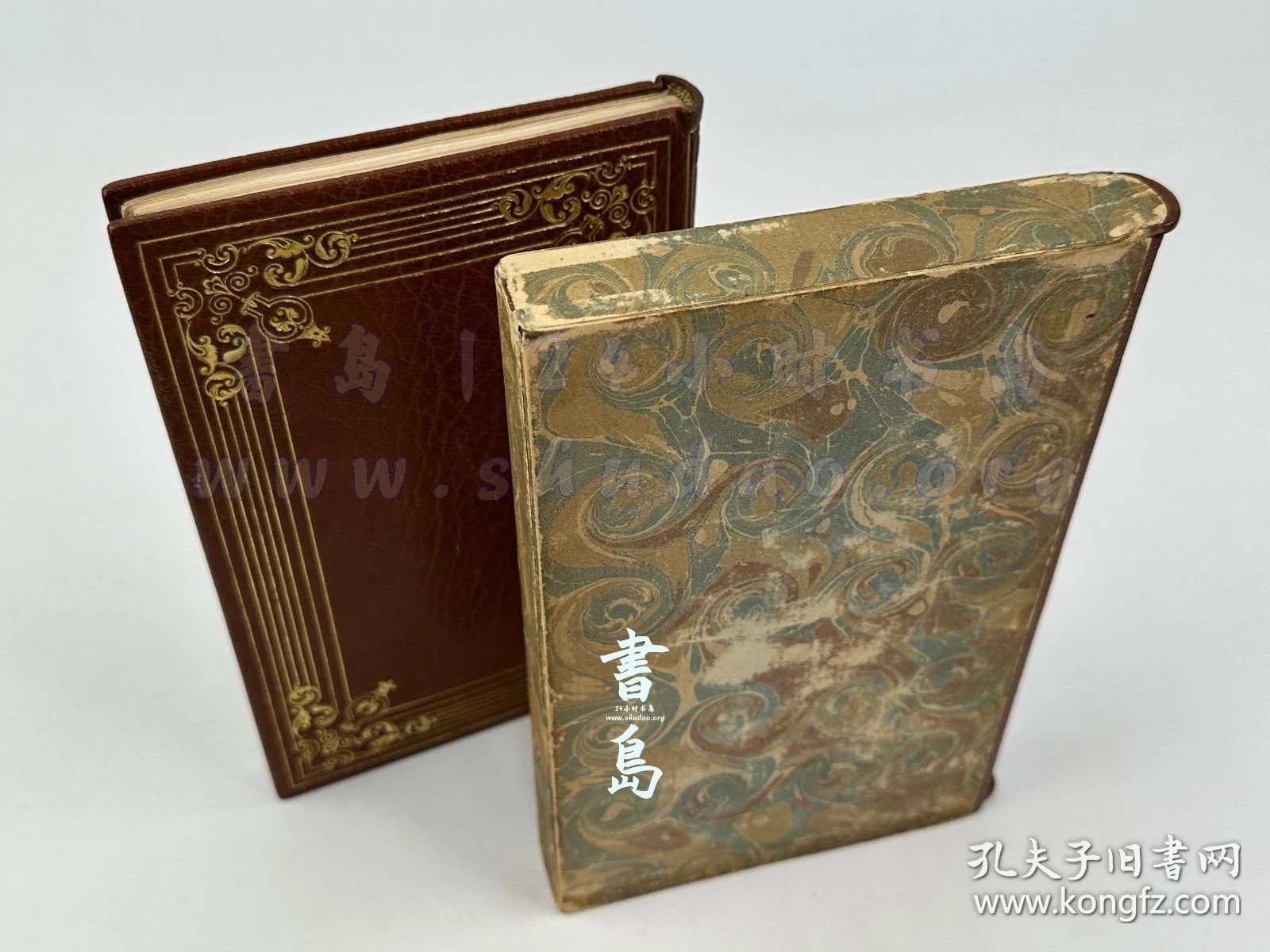 点击查看原图 限量1200本之第316号!1936年法国巴黎《泰利埃公馆》La Maison Tellier,法文,全皮精装,压花烫金,附插匣,法国文学大师莫泊桑的短篇小说、被公认为写实与自然主义文学的巅峰之作,通过极其辛辣的对比,将“高尚、神圣的宗教仪式”与“卑微、世俗的妓女”交织在一起,但真正打动人心、展现神圣人性的,反而是被社会边缘化的妓女,瑞士裔法国装饰艺术先锋画家 Carlègle 创作全书彩图21幅
