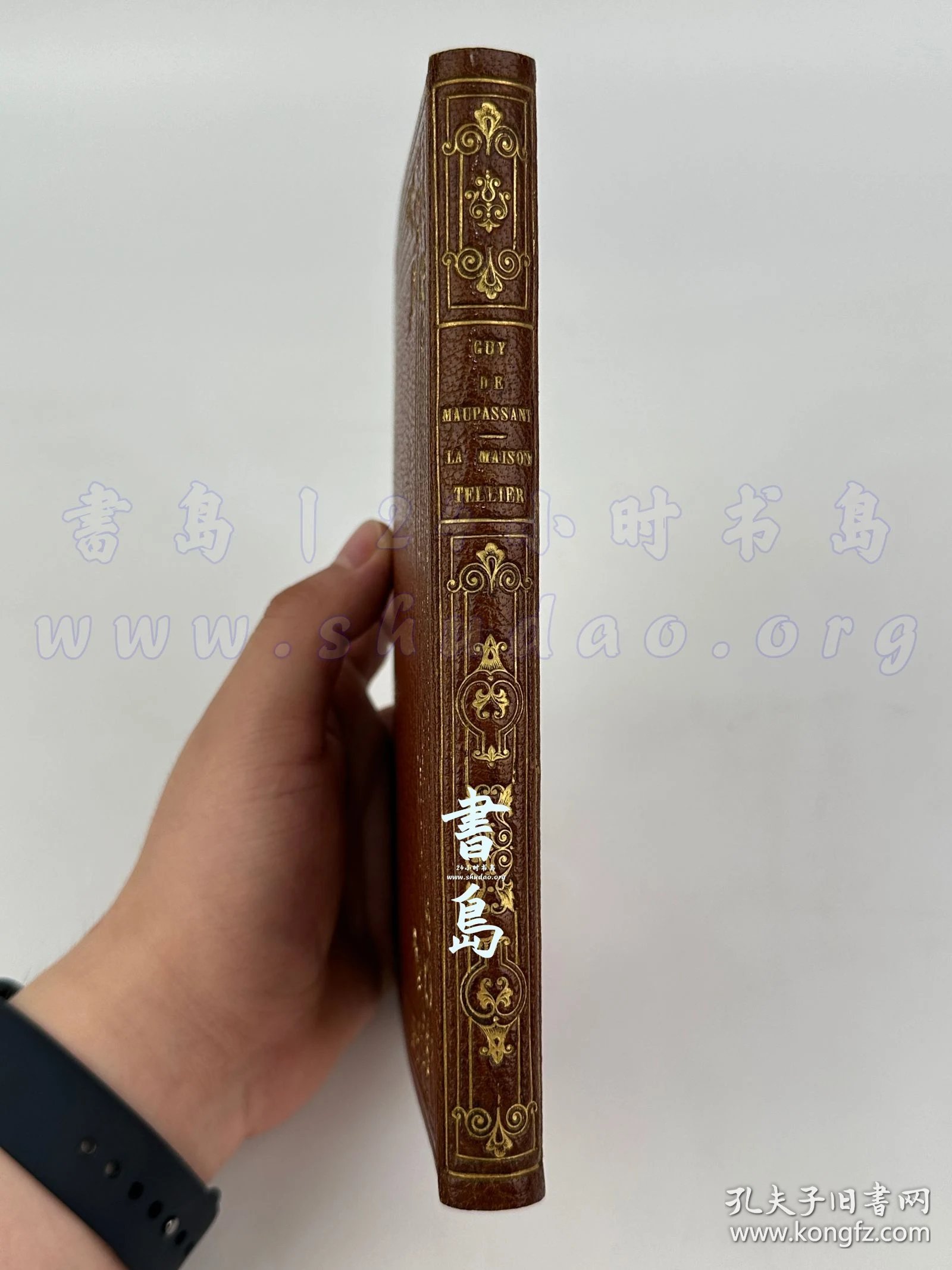 点击查看原图 限量1200本之第316号!1936年法国巴黎《泰利埃公馆》La Maison Tellier,法文,全皮精装,压花烫金,附插匣,法国文学大师莫泊桑的短篇小说、被公认为写实与自然主义文学的巅峰之作,通过极其辛辣的对比,将“高尚、神圣的宗教仪式”与“卑微、世俗的妓女”交织在一起,但真正打动人心、展现神圣人性的,反而是被社会边缘化的妓女,瑞士裔法国装饰艺术先锋画家 Carlègle 创作全书彩图21幅