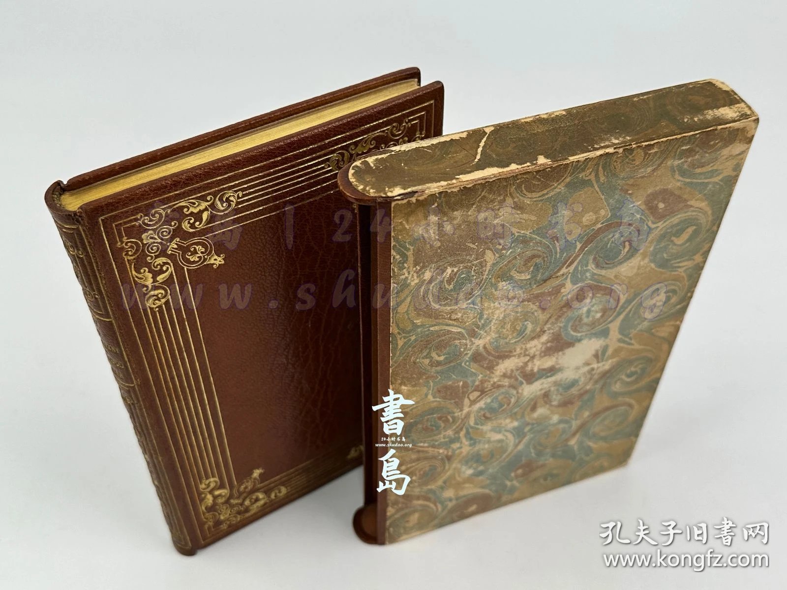 点击查看原图 限量1200本之第316号!1936年法国巴黎《泰利埃公馆》La Maison Tellier,法文,全皮精装,压花烫金,附插匣,法国文学大师莫泊桑的短篇小说、被公认为写实与自然主义文学的巅峰之作,通过极其辛辣的对比,将“高尚、神圣的宗教仪式”与“卑微、世俗的妓女”交织在一起,但真正打动人心、展现神圣人性的,反而是被社会边缘化的妓女,瑞士裔法国装饰艺术先锋画家 Carlègle 创作全书彩图21幅