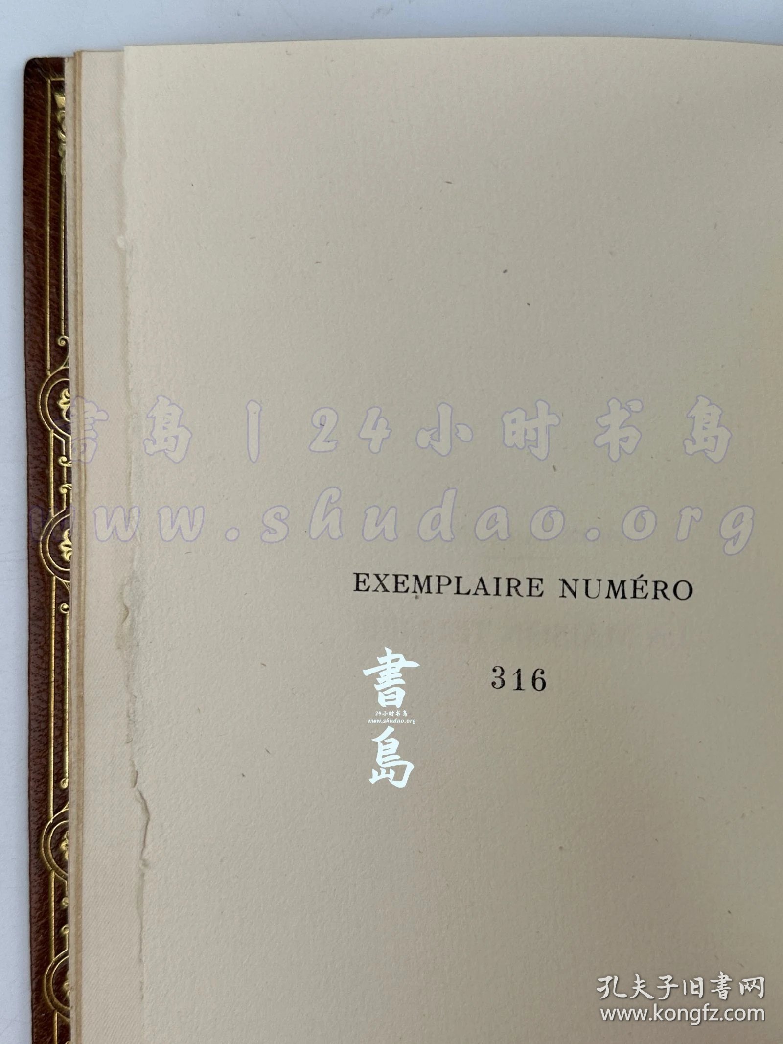 点击查看原图 限量1200本之第316号!1936年法国巴黎《泰利埃公馆》La Maison Tellier,法文,全皮精装,压花烫金,附插匣,法国文学大师莫泊桑的短篇小说、被公认为写实与自然主义文学的巅峰之作,通过极其辛辣的对比,将“高尚、神圣的宗教仪式”与“卑微、世俗的妓女”交织在一起,但真正打动人心、展现神圣人性的,反而是被社会边缘化的妓女,瑞士裔法国装饰艺术先锋画家 Carlègle 创作全书彩图21幅