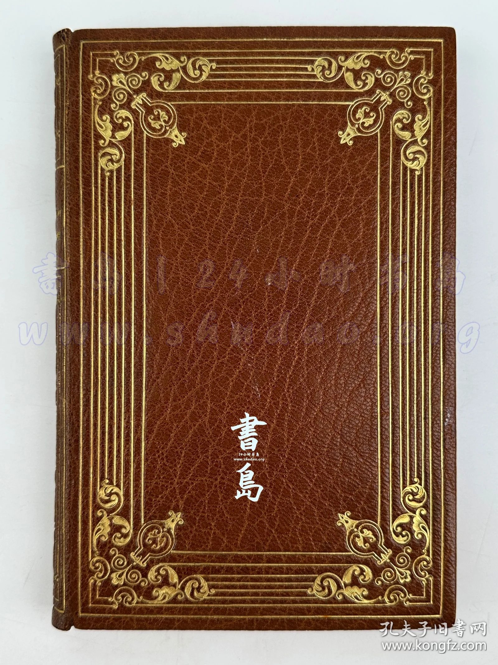 点击查看原图 限量1200本之第316号!1936年法国巴黎《泰利埃公馆》La Maison Tellier,法文,全皮精装,压花烫金,附插匣,法国文学大师莫泊桑的短篇小说、被公认为写实与自然主义文学的巅峰之作,通过极其辛辣的对比,将“高尚、神圣的宗教仪式”与“卑微、世俗的妓女”交织在一起,但真正打动人心、展现神圣人性的,反而是被社会边缘化的妓女,瑞士裔法国装饰艺术先锋画家 Carlègle 创作全书彩图21幅