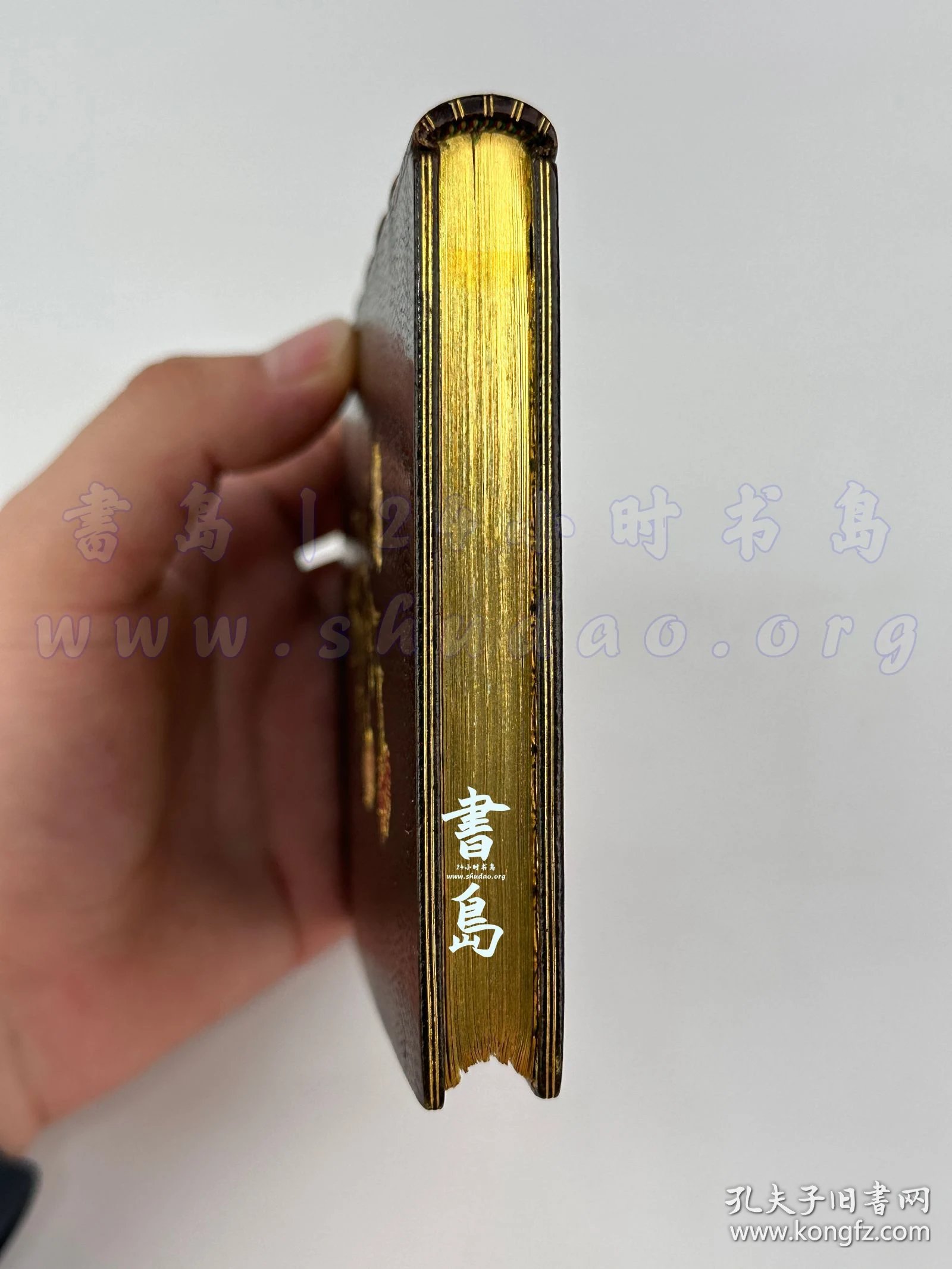 点击查看原图 限量1100本之第1039号!附试印封面/限量140例之第67号!出版商题赠友人!1885年法国巴黎《凯尔拉兹的康乃馨》Les oeillets de Kerlaz,法文,全皮精装,附插匣,镶皮康乃馨图案,巴黎装帧及烫金大师 Pétrus Ruban 装订,法国著名诗人及法兰西学术院院士安德烈·特里耶著,描绘19世纪末布列塔尼乡村风貌的抒情现实主义长篇画卷,内收整页蚀刻铜版画4幅、首尾饰插图8幅